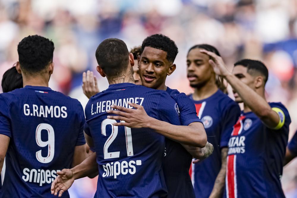 而球迷们纷 而球迷们纷